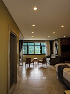 Ayder Altiparmak  Suit