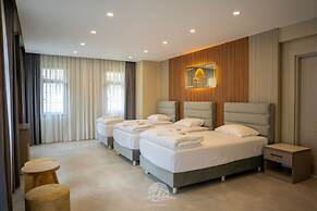 Ayder Altiparmak  Suit