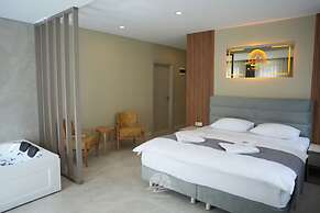 Ayder Altiparmak  Suit