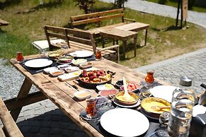 Ayder Altiparmak  Suit