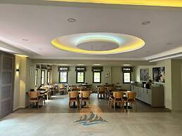 Ayder Altiparmak  Suit