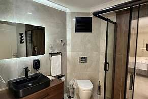 Ayder Altiparmak  Suit