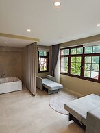 Ayder Altiparmak  Suit