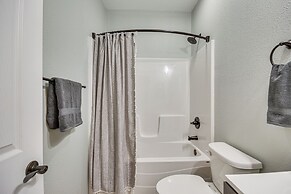 Pet-friendly Downtown Fulton Apt w/ Smart TV!