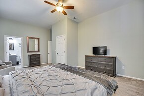 Pet-friendly Downtown Fulton Apt w/ Smart TV!