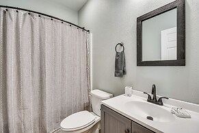 Pet-friendly Downtown Fulton Apt w/ Smart TV!