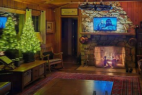 Tallassee Family Home w/ Stunning Smoky Mtn Views