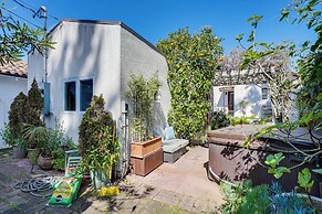Charming Santa Cruz Studio w/ Private Hot Tub