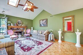 French-inspired Townhome 9 Mi to Saratoga Springs!