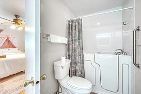 French-inspired Townhome 9 Mi to Saratoga Springs!