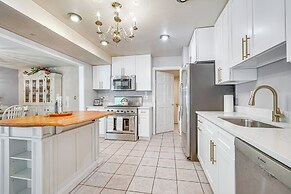 French-inspired Townhome 9 Mi to Saratoga Springs!