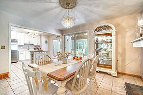 French-inspired Townhome 9 Mi to Saratoga Springs!