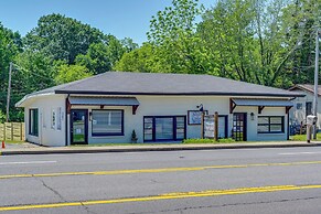 Quaint Greenbrier Apartment < 24 Mi to Nashville