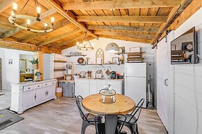 Quaint Greenbrier Apartment < 24 Mi to Nashville