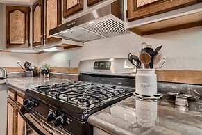 Mountain View Retreat 4 Bedroom Home by RedAwning