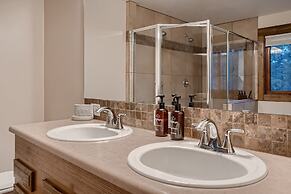 Mountain View Retreat 4 Bedroom Home by RedAwning