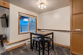 Mountain View Retreat 4 Bedroom Home by RedAwning