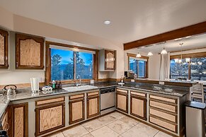 Mountain View Retreat 4 Bedroom Home by RedAwning