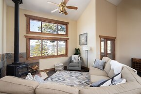 Mountain View Retreat 4 Bedroom Home by RedAwning