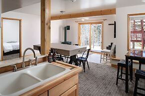 Mountain View Retreat 4 Bedroom Home by RedAwning