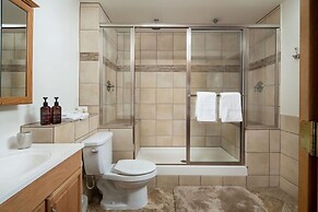 Mountain View Retreat 4 Bedroom Home by RedAwning