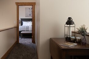 Mountain View Retreat 4 Bedroom Home by RedAwning