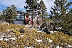 Mountain View Retreat 4 Bedroom Home by RedAwning