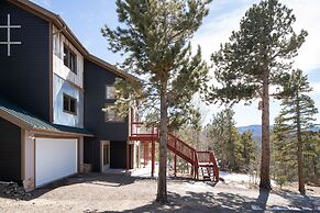 Mountain View Retreat 4 Bedroom Home by RedAwning