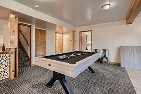 Mountain View Retreat 4 Bedroom Home by RedAwning