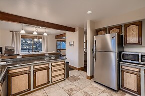 Mountain View Retreat 4 Bedroom Home by RedAwning