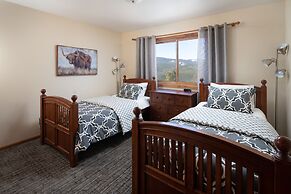 Mountain View Retreat 4 Bedroom Home by RedAwning