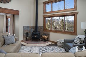 Mountain View Retreat 4 Bedroom Home by RedAwning