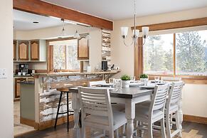 Mountain View Retreat 4 Bedroom Home by RedAwning