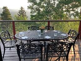 Mountain View Retreat 4 Bedroom Home by RedAwning