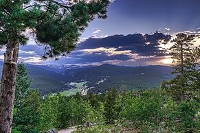 Mountain View Retreat 4 Bedroom Home by RedAwning