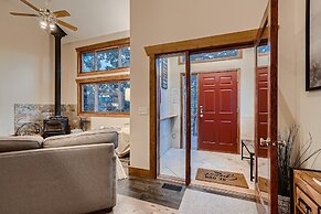 Mountain View Retreat 4 Bedroom Home by RedAwning