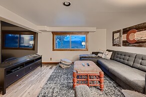 Mountain View Retreat 4 Bedroom Home by RedAwning