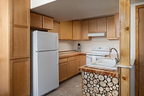 Mountain View Retreat 4 Bedroom Home by RedAwning