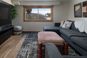 Mountain View Retreat 4 Bedroom Home by RedAwning