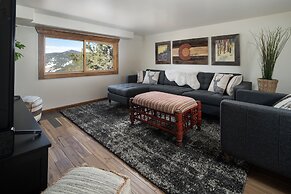 Mountain View Retreat 4 Bedroom Home by RedAwning