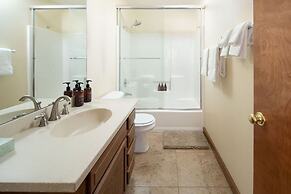 Mountain View Retreat 4 Bedroom Home by RedAwning