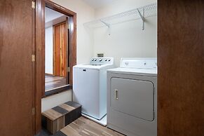 Mountain View Retreat 4 Bedroom Home by RedAwning