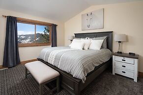 Mountain View Retreat 4 Bedroom Home by RedAwning