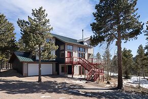 Mountain View Retreat 4 Bedroom Home by RedAwning