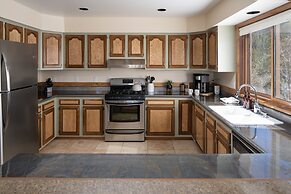 Mountain View Retreat 4 Bedroom Home by RedAwning