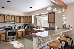 Mountain View Retreat 4 Bedroom Home by RedAwning