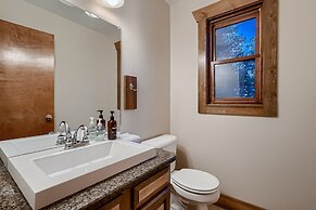 Mountain View Retreat 4 Bedroom Home by RedAwning