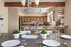 Mountain View Retreat 4 Bedroom Home by RedAwning