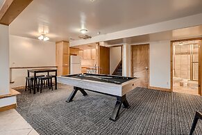 Mountain View Retreat 4 Bedroom Home by RedAwning