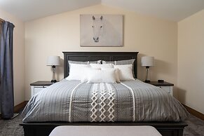 Mountain View Retreat 4 Bedroom Home by RedAwning